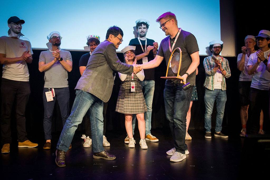 Matz handing over the Euruko gong to me